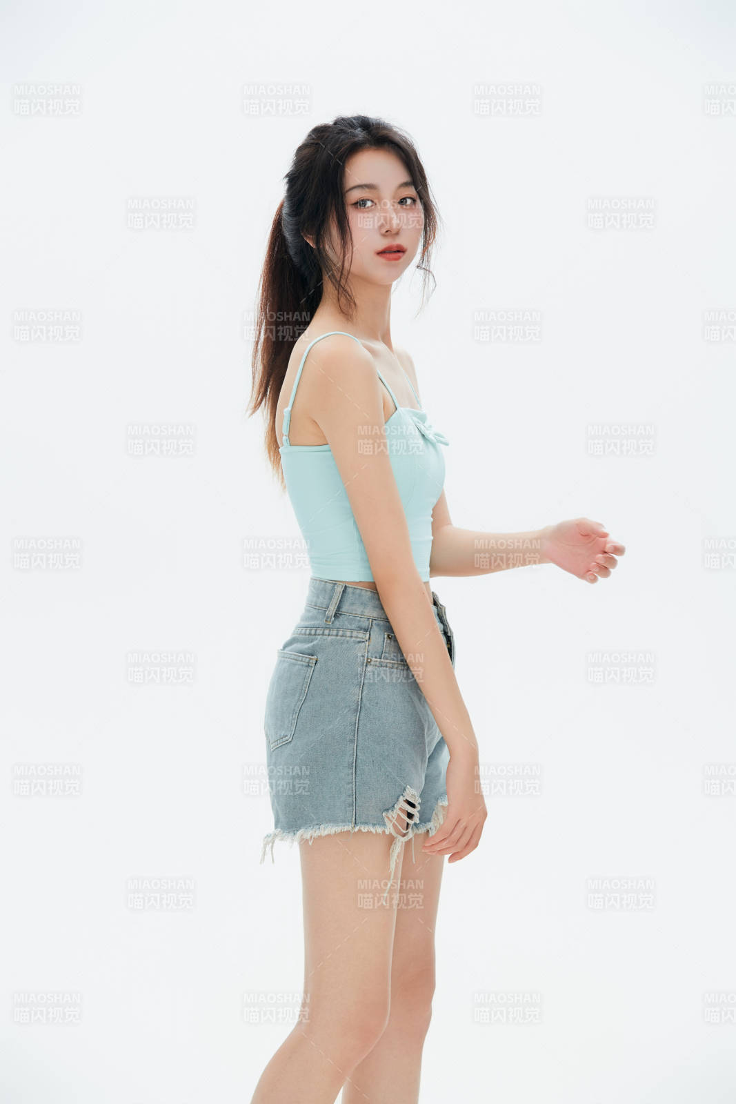 白色背景里的中国女性大学生图片