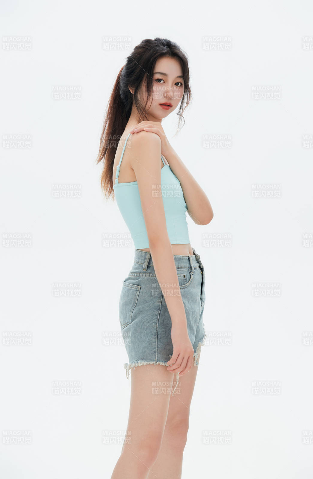 白色背景里的中国女性大学生图片