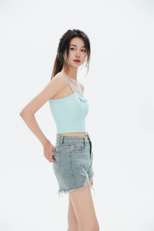 白色背景里的中国女性大学生图片