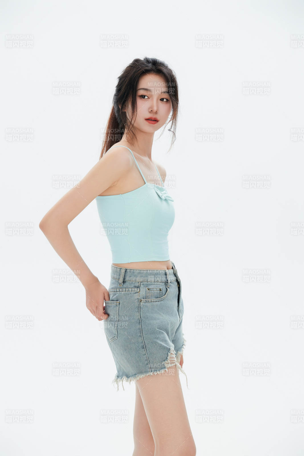 白色背景里的中国女性大学生图片