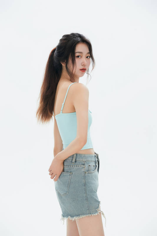 白色背景里的中国女性大学生图片