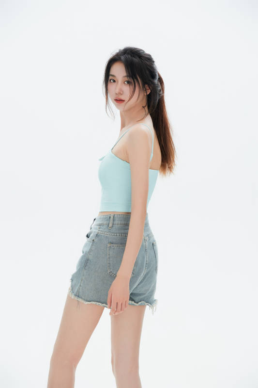 白色背景里的中国女性大学生图片