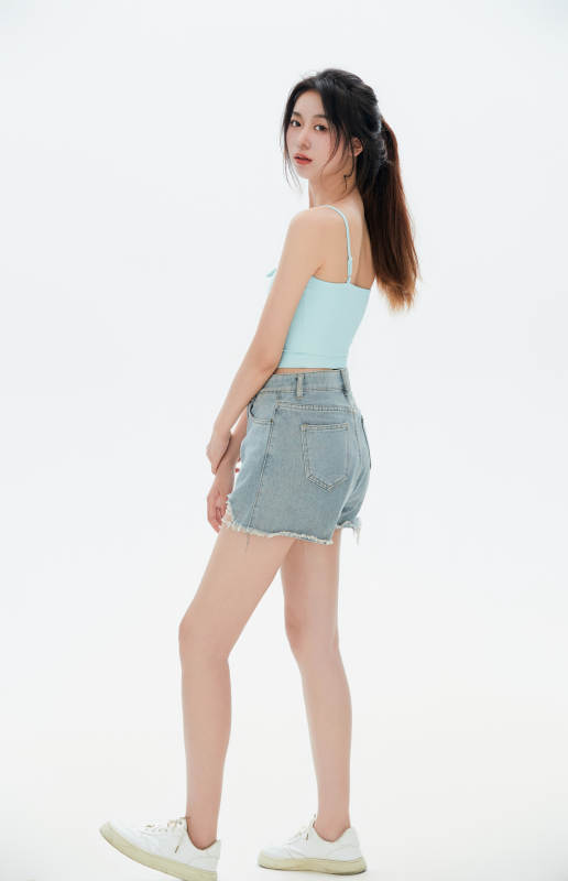 白色背景里的中国女性大学生图片