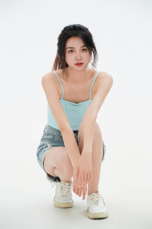 白色背景里的中国女性大学生图片