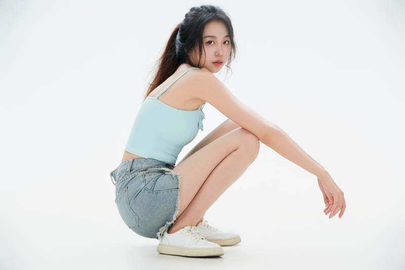 白色背景里的中国女性大学生图片