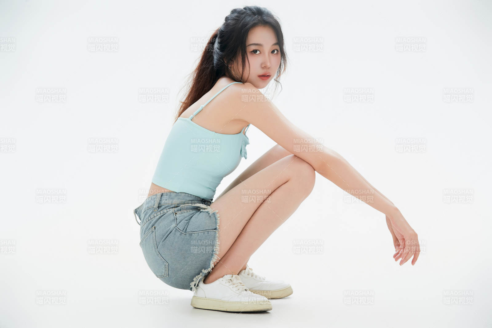 白色背景里的中国女性大学生图片