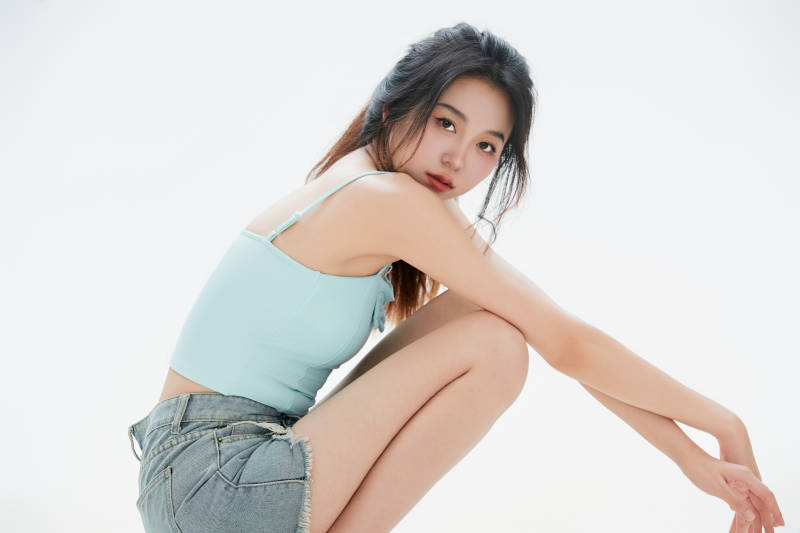 白色背景里的中国女性大学生图片