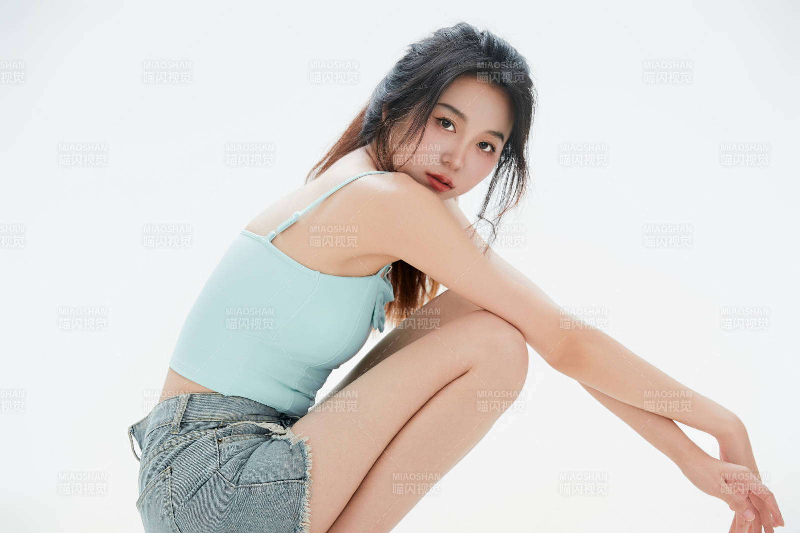 白色背景里的中国女性大学生图片