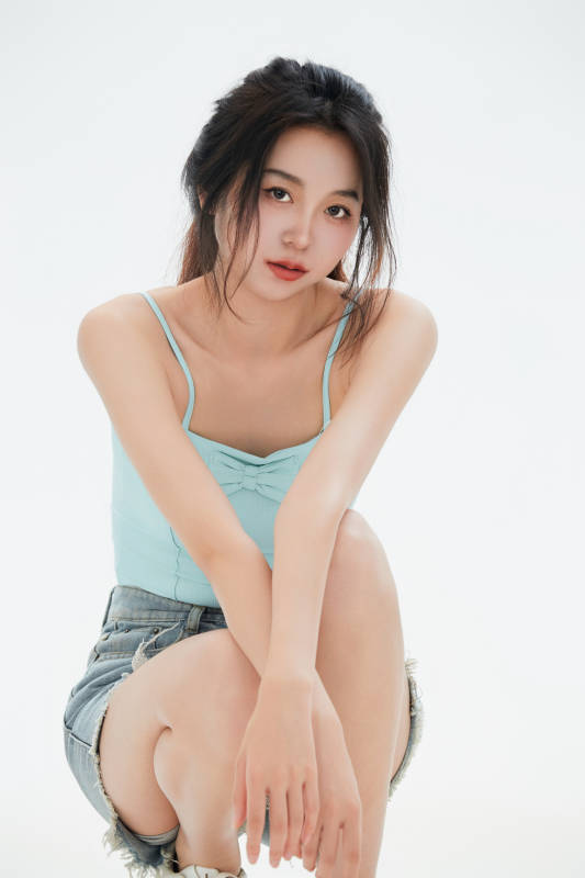 白色背景里的中国女性大学生图片