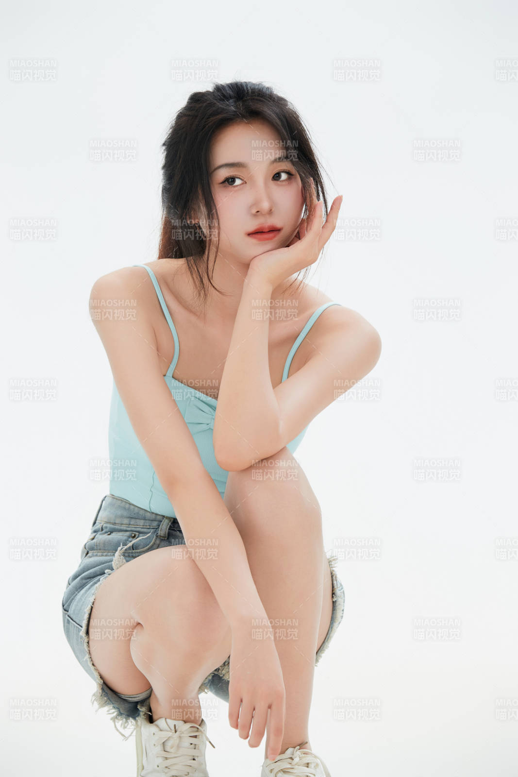 白色背景里的中国女性大学生图片