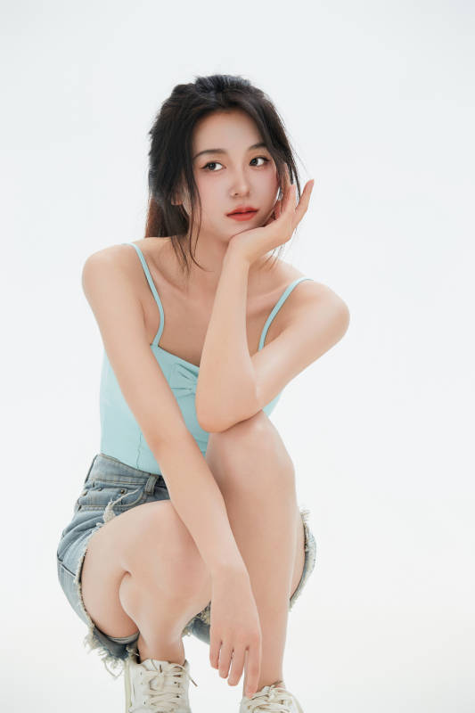 白色背景里的中国女性大学生图片