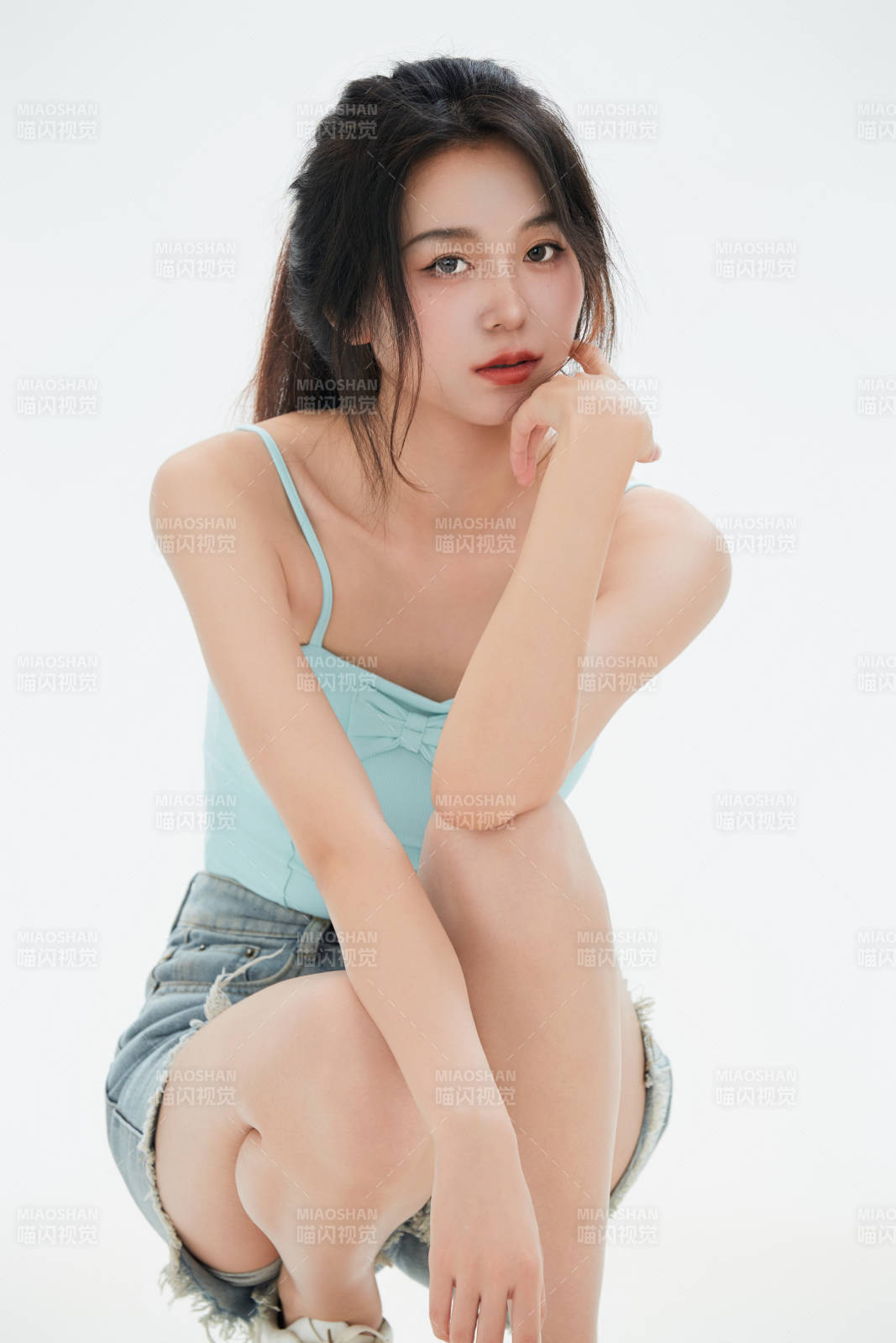 白色背景里的中国女性大学生图片