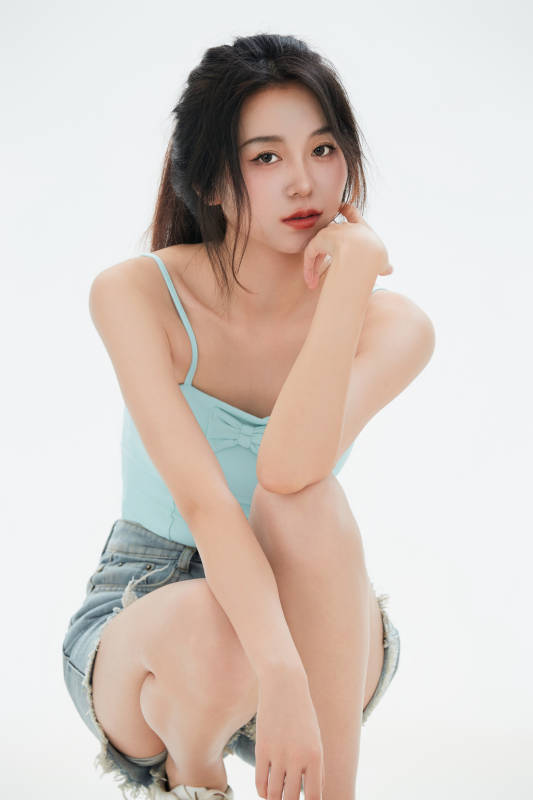 白色背景里的中国女性大学生图片