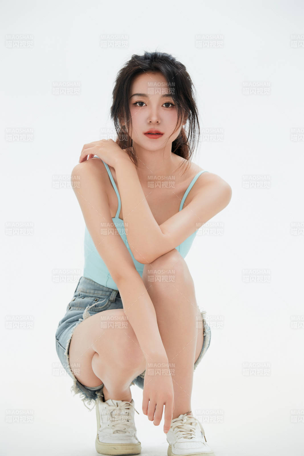 白色背景里的中国女性大学生图片