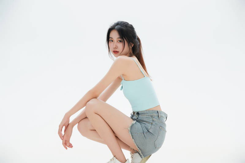 白色背景里的中国女性大学生图片