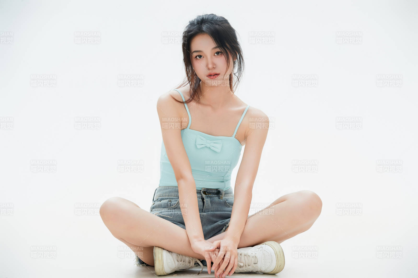 白色背景里的中国女性大学生图片