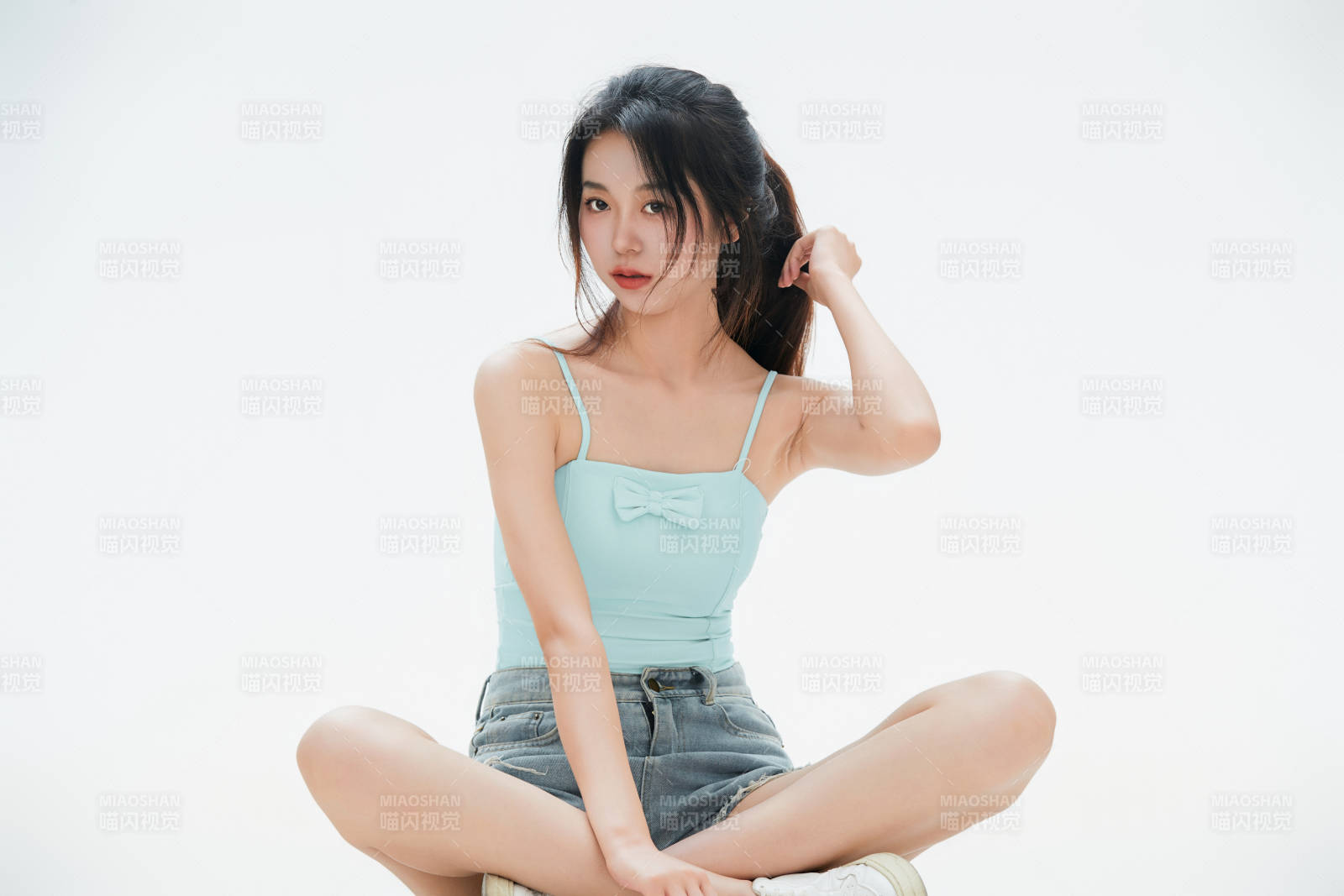 白色背景里的中国女性大学生图片