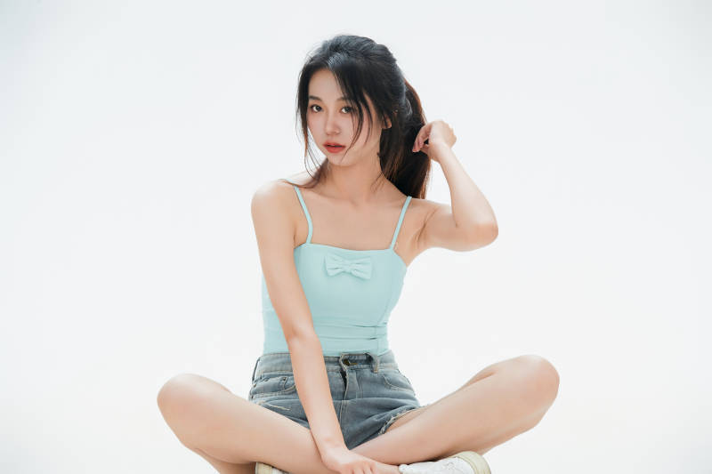 白色背景里的中国女性大学生图片