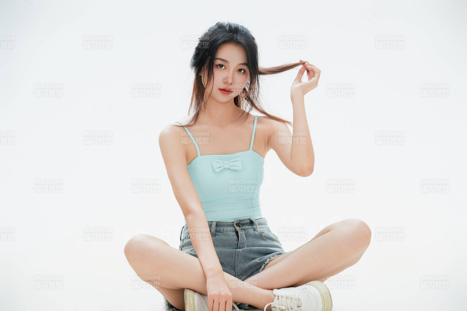 白色背景里的中国女性大学生图片