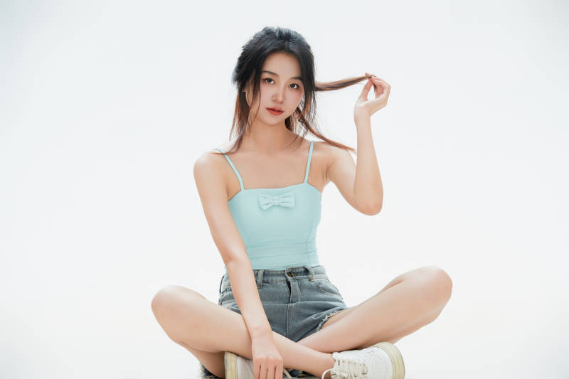 白色背景里的中国女性大学生图片