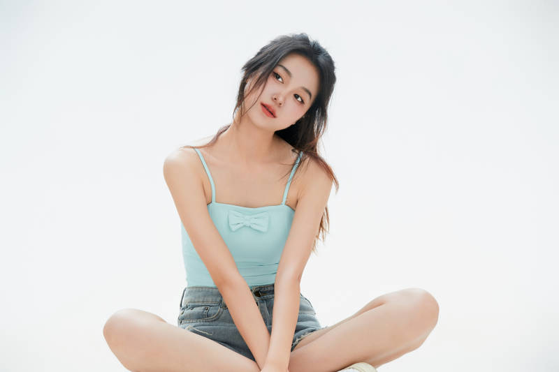 白色背景里的中国女性大学生图片