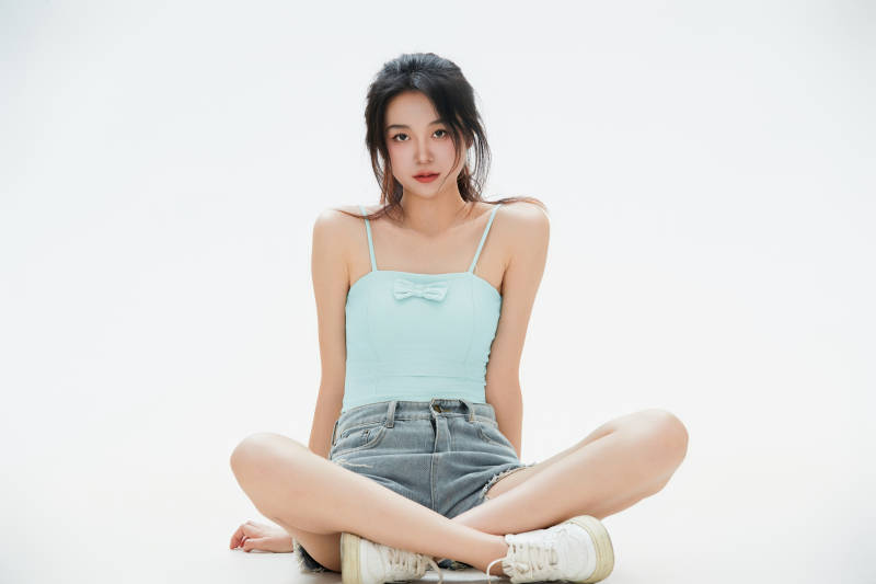 白色背景里的中国女性大学生图片