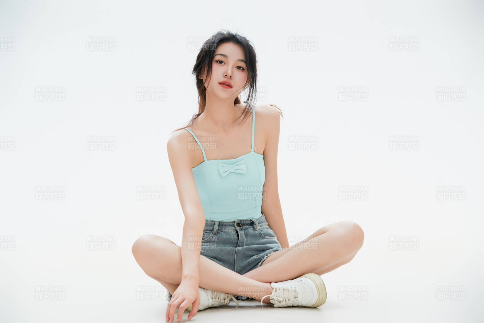 白色背景里的中国女性大学生图片