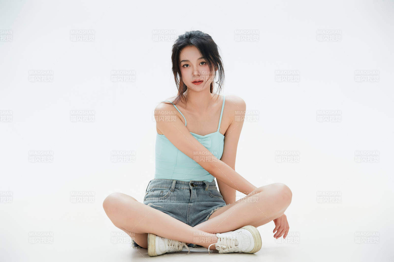 白色背景里的中国女性大学生图片