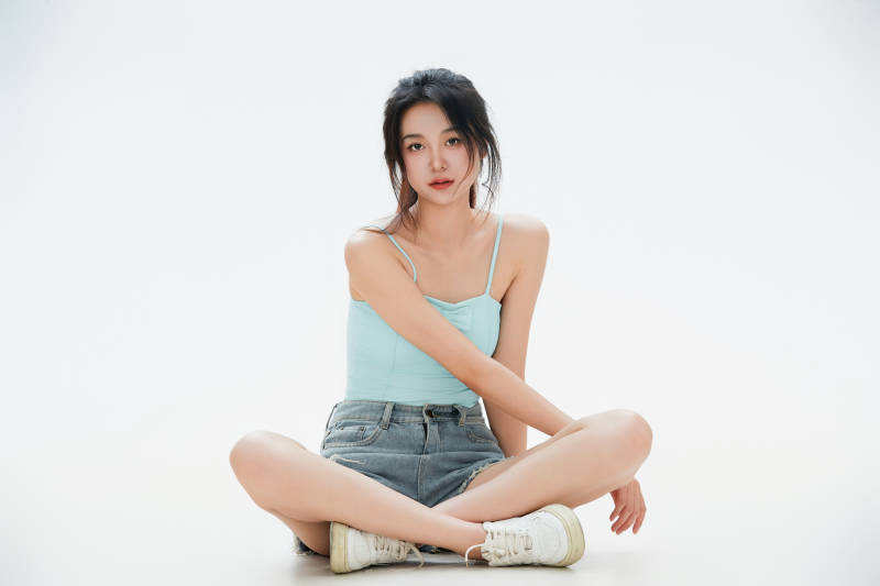 白色背景里的中国女性大学生图片