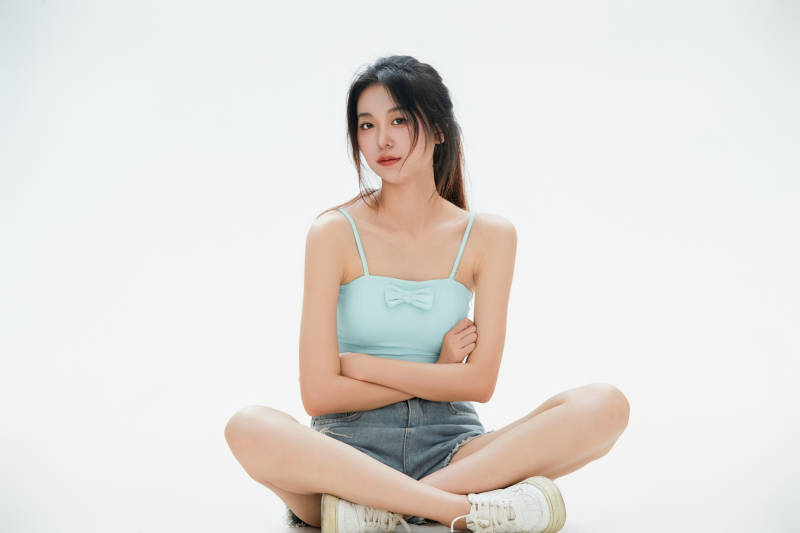 白色背景里的中国女性大学生图片