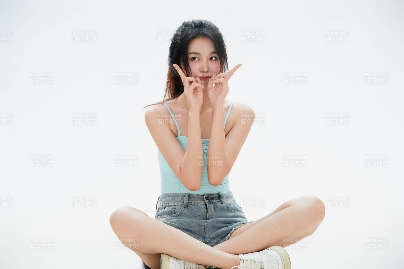 白色背景里的中国女性大学生图片