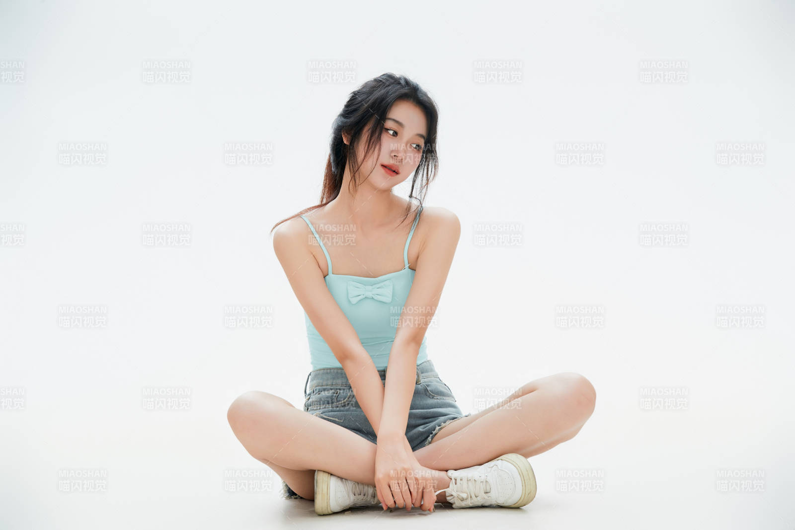 白色背景里的中国女性大学生图片