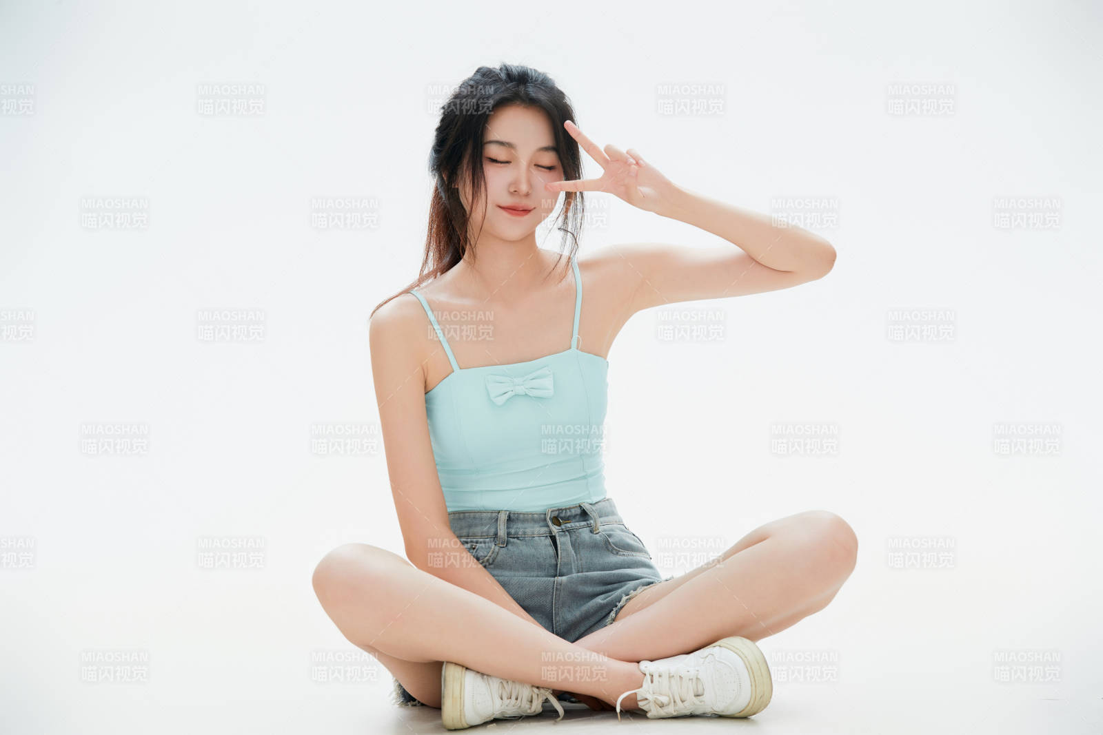 白色背景里的中国女性大学生图片