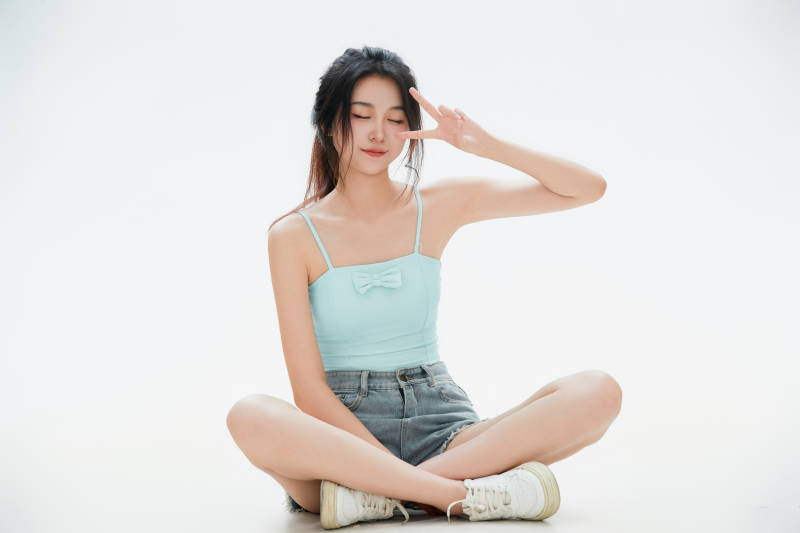 白色背景里的中国女性大学生图片