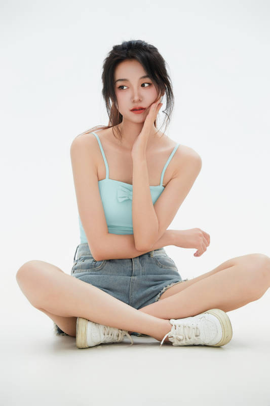 白色背景里的中国女性大学生图片