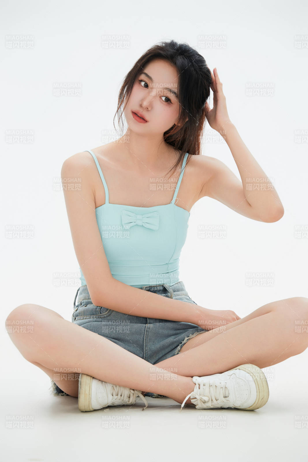 白色背景里的中国女性大学生图片