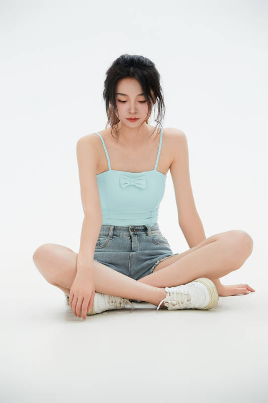 白色背景里的中国女性大学生图片