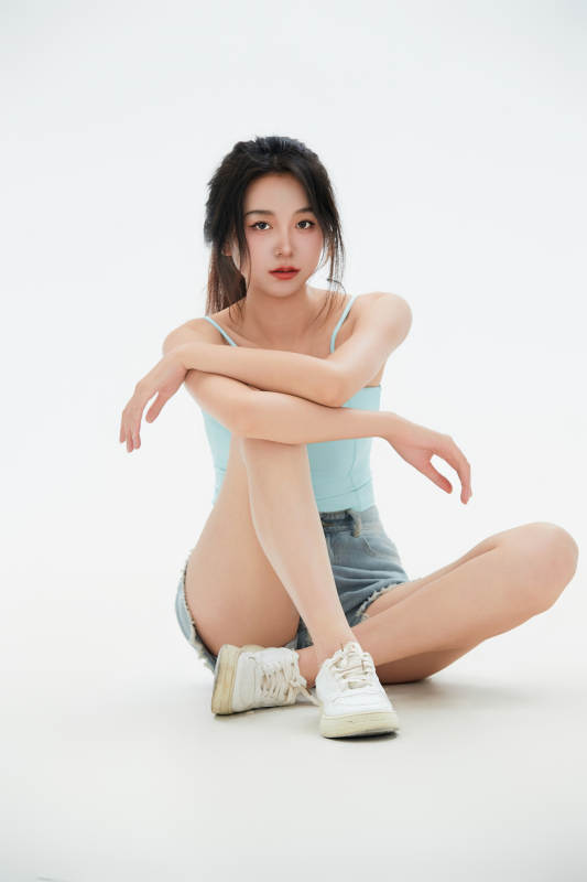 白色背景里的中国女性大学生图片