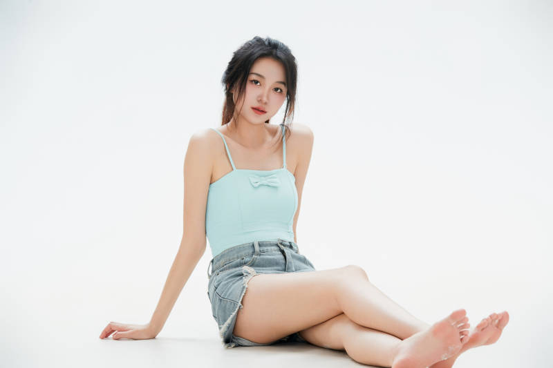 白色背景里的中国女性大学生图片