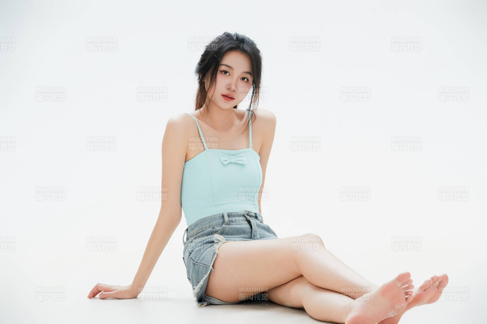 白色背景里的中国女性大学生图片