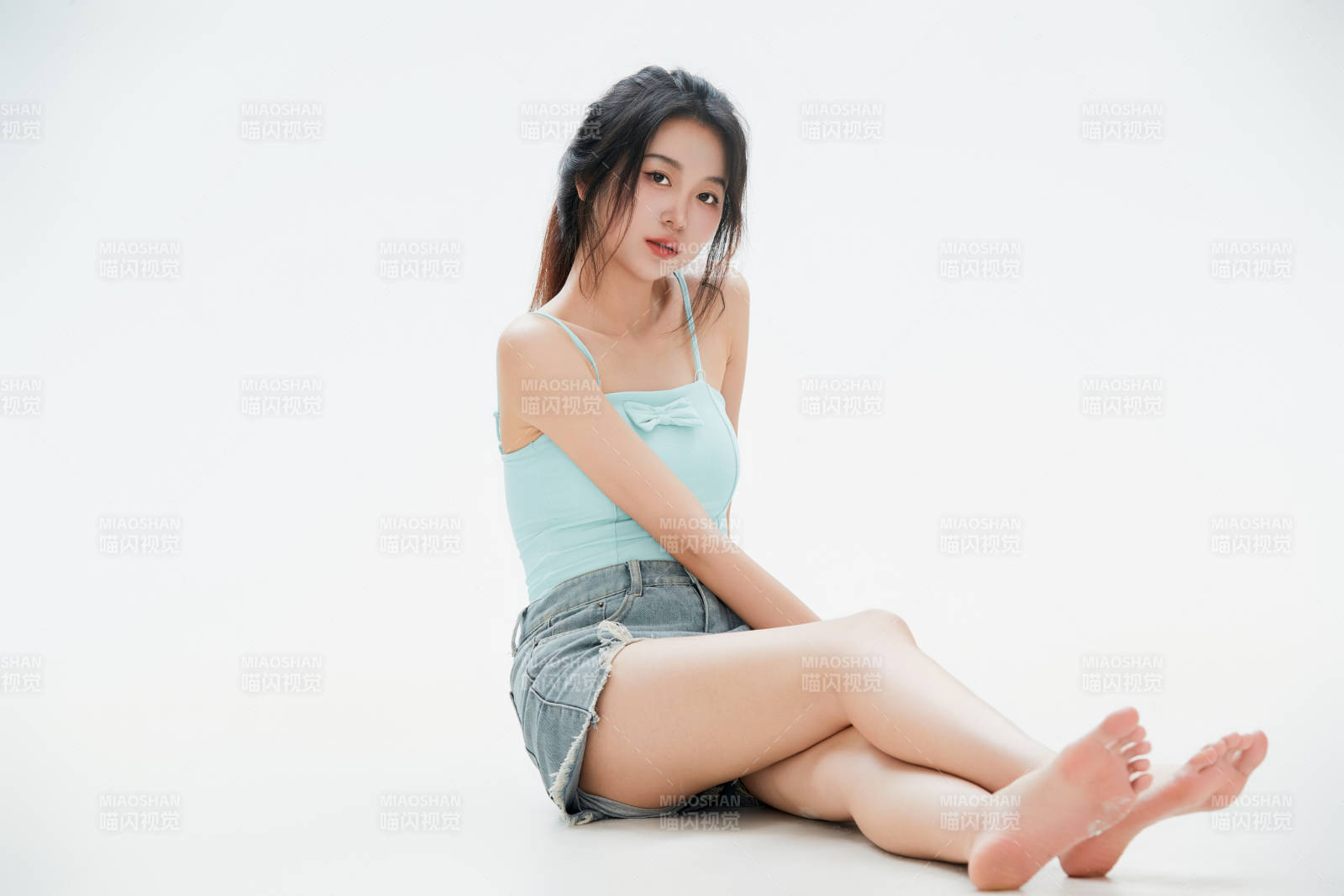 白色背景里的中国女性大学生图片