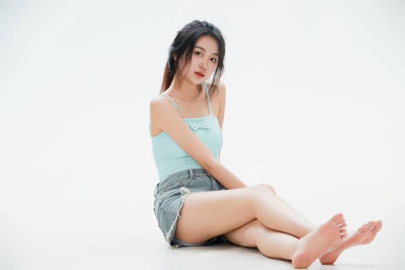 白色背景里的中国女性大学生图片