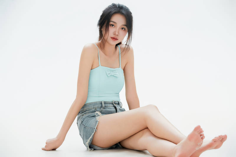 白色背景里的中国女性大学生图片