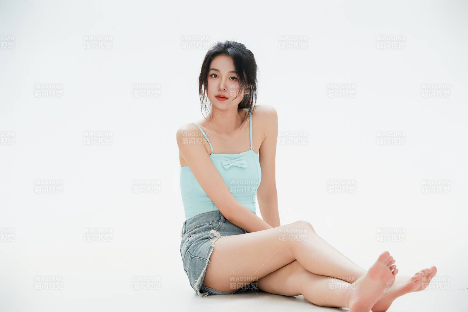 白色背景里的中国女性大学生图片