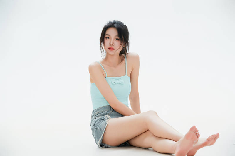 白色背景里的中国女性大学生图片