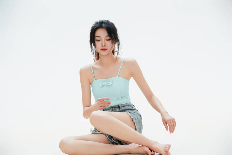 白色背景里的中国女性大学生图片