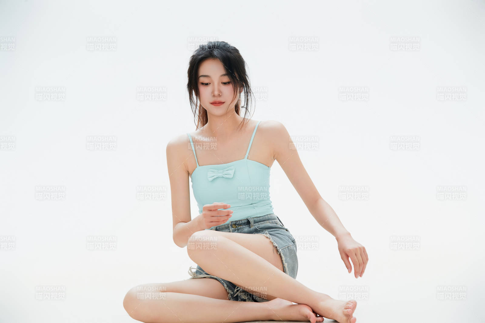 白色背景里的中国女性大学生图片