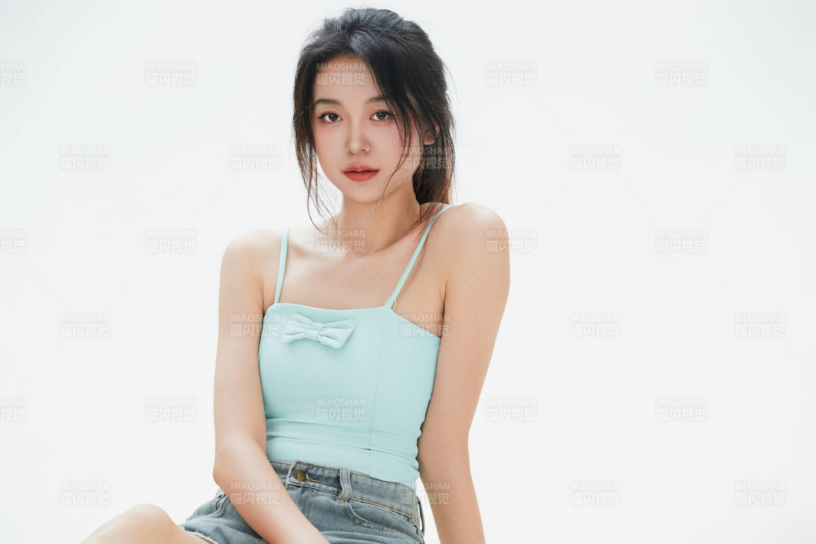 白色背景里的中国女性大学生图片