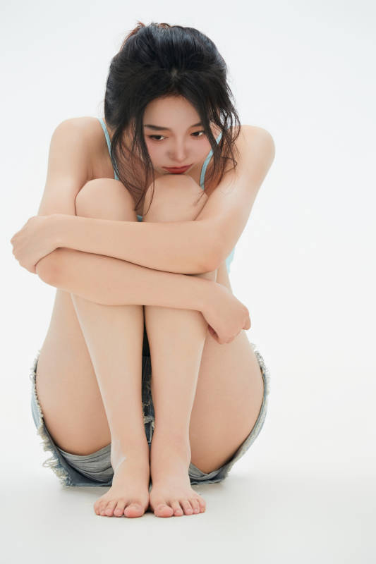 白色背景里的中国女性大学生图片