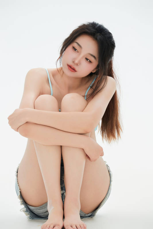 白色背景里的中国女性大学生图片